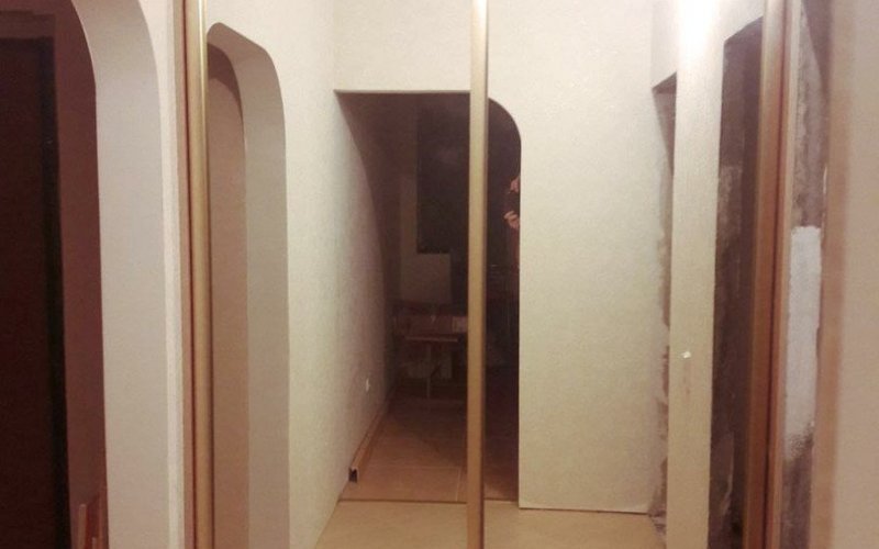 Зеркальный шкаф купе в коридоре