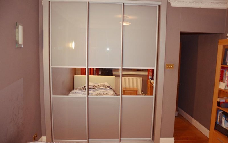 Белый встроенный шкаф купе с зеркалом