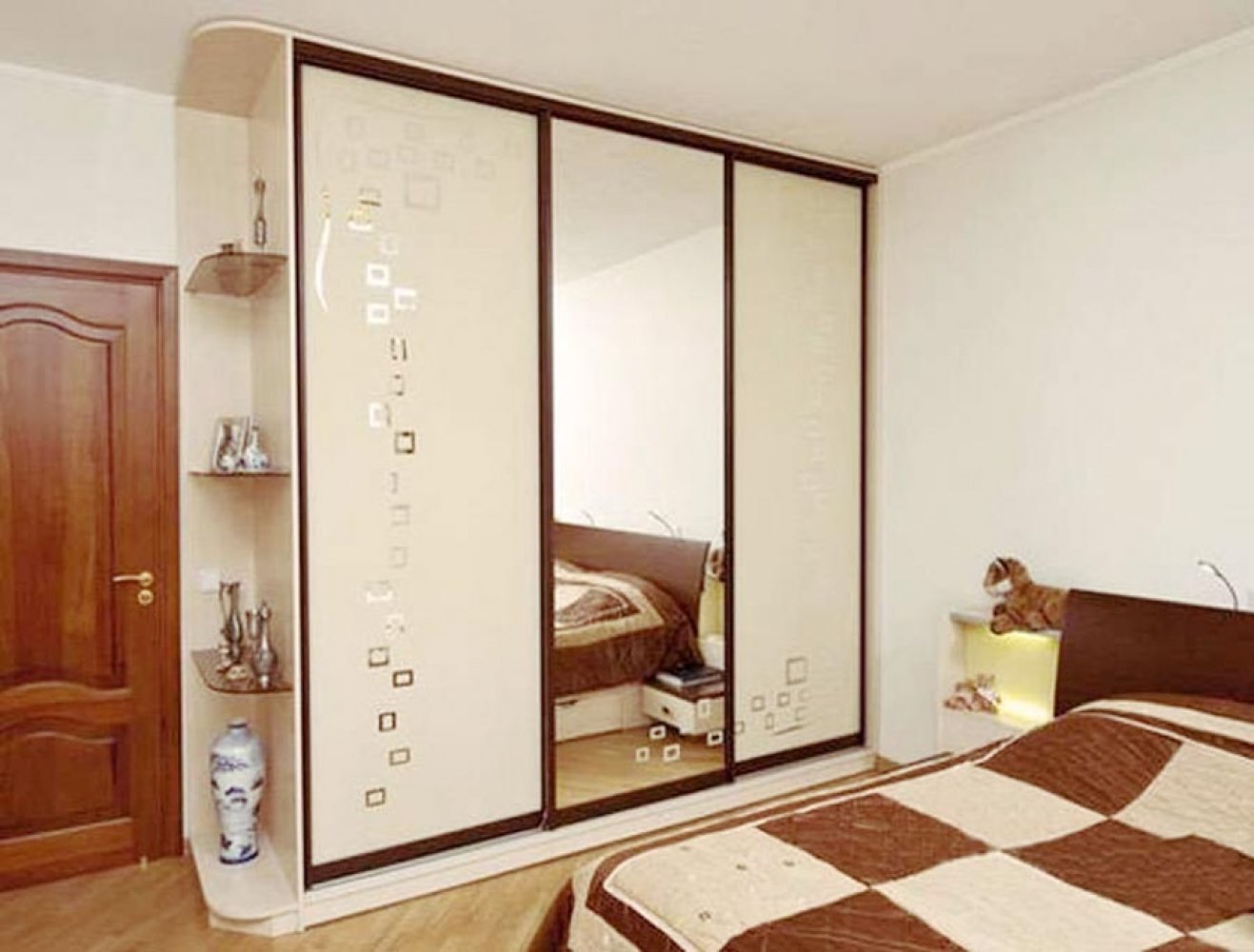 Встроенный шкаф-купе в спальню с зеркалом