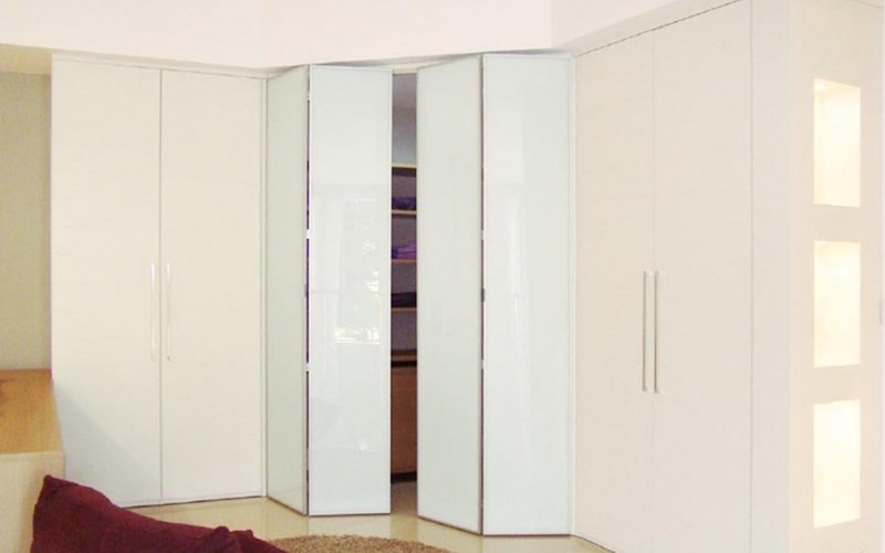 Встроенный шкаф со складными дверями