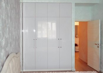 Шкаф встроенный в стену с распашными дверями